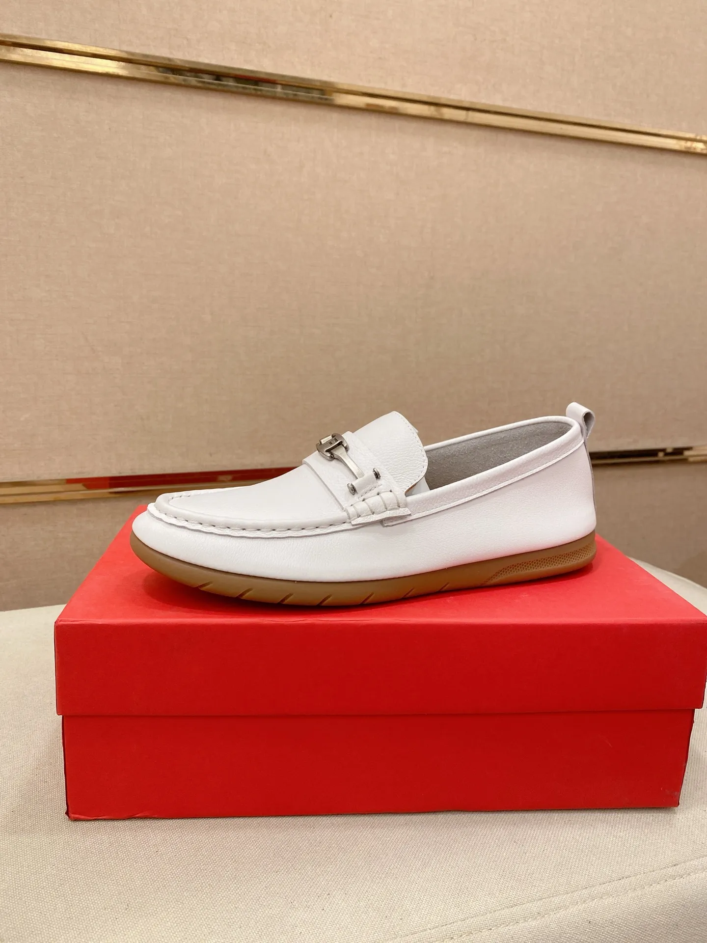 Factory price 500💰 Original Ferragamo men's shoes! The world's top brands...Luxury quality...//Fashion and high-end footwear 👍💪🏻...give you a low-key luxury comfort experience👍. The upper is made of pure Italian imported original cowhide and sweat-absorbent sheepskin lining. It is comfortable and breathable, high-end and classy... luxurious and noble!! .. OEM factory shipment [Hug] stall.. Original board. Welcome to taste..38--44.